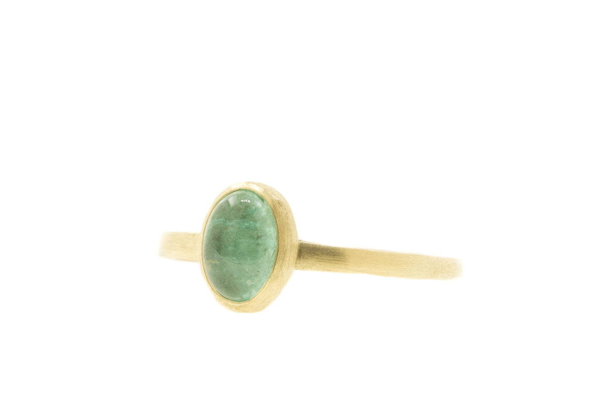 Handgemaakte en fairtrade geelgouden ring met ovale smaragd