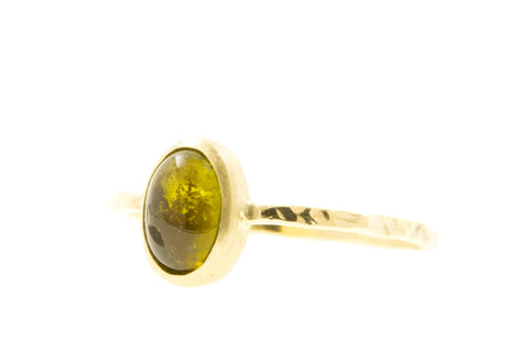 Fairtrade en handgemaakte ring met ovale cabochon gele / groene toermalijn