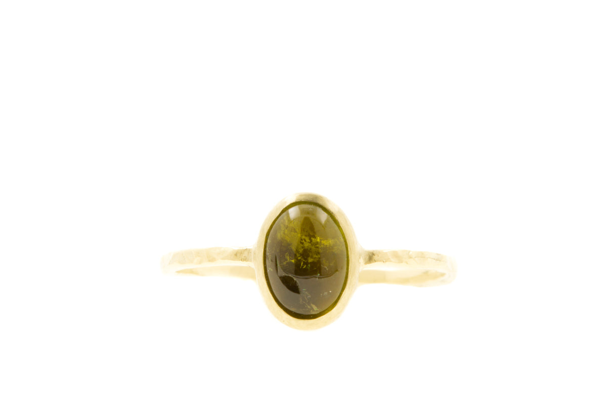 Fairtrade en handgemaakte ring met ovale cabochon gele / groene toermalijn