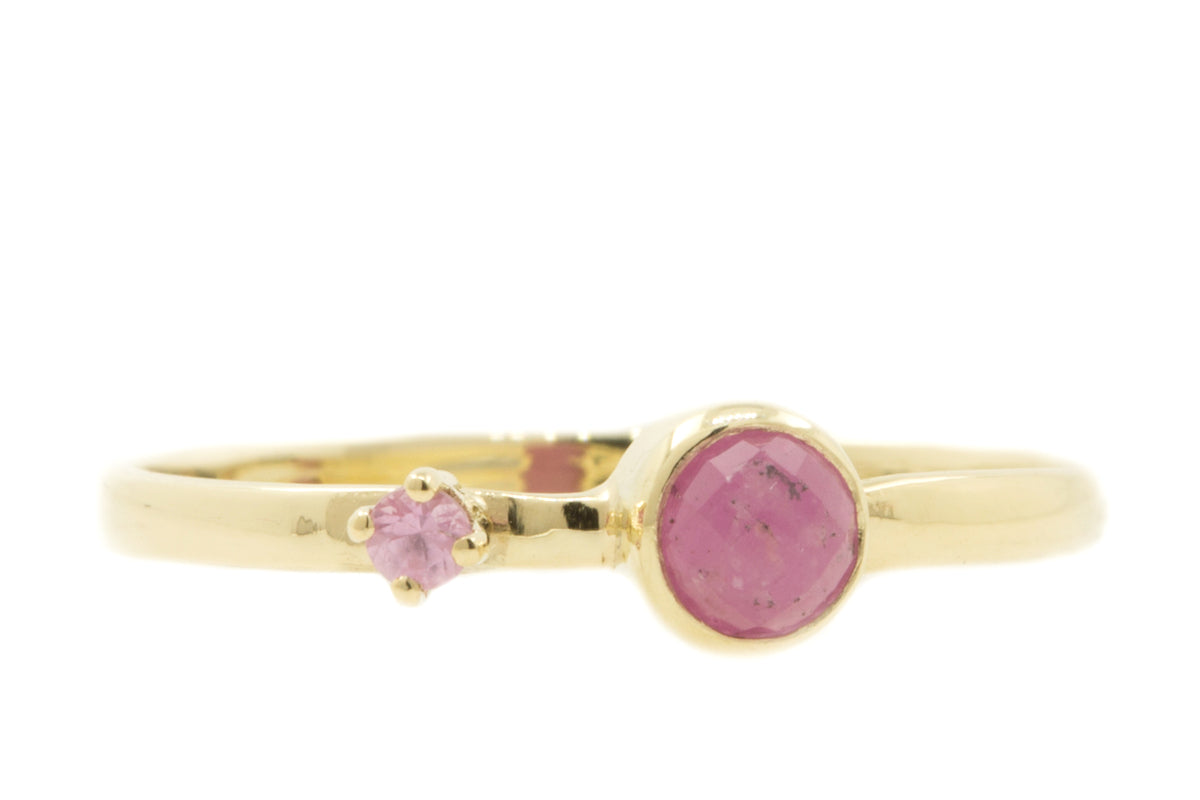 Handgemaakte en fairtrade fijne gehamerde gouden ring met roze saffier en roosgeslepen robijn