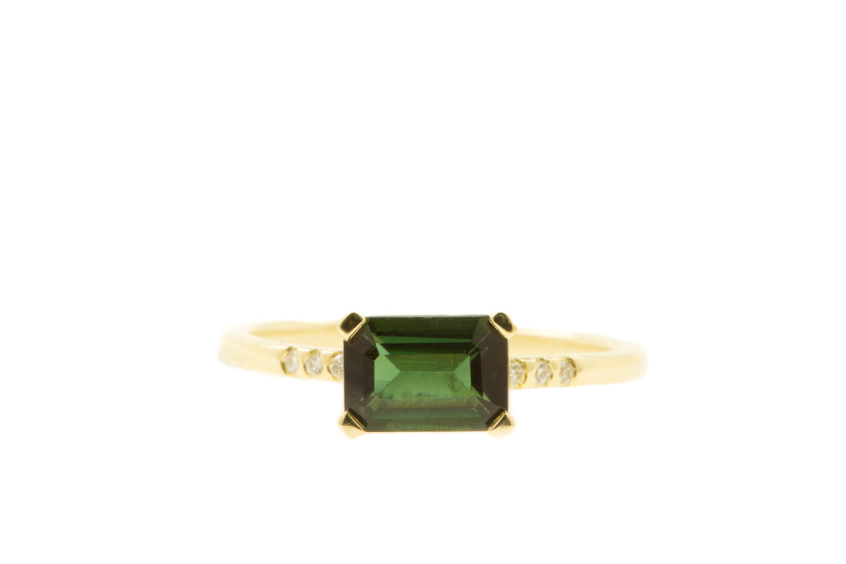 Handgemaakte en fairtrade gouden ring met smaragd geslepen groene toermalijn en diamantjes