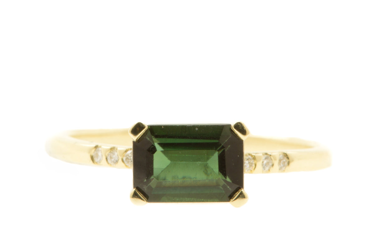 Handgemaakte en fairtrade gouden ring met smaragd geslepen groene toermalijn en diamantjes