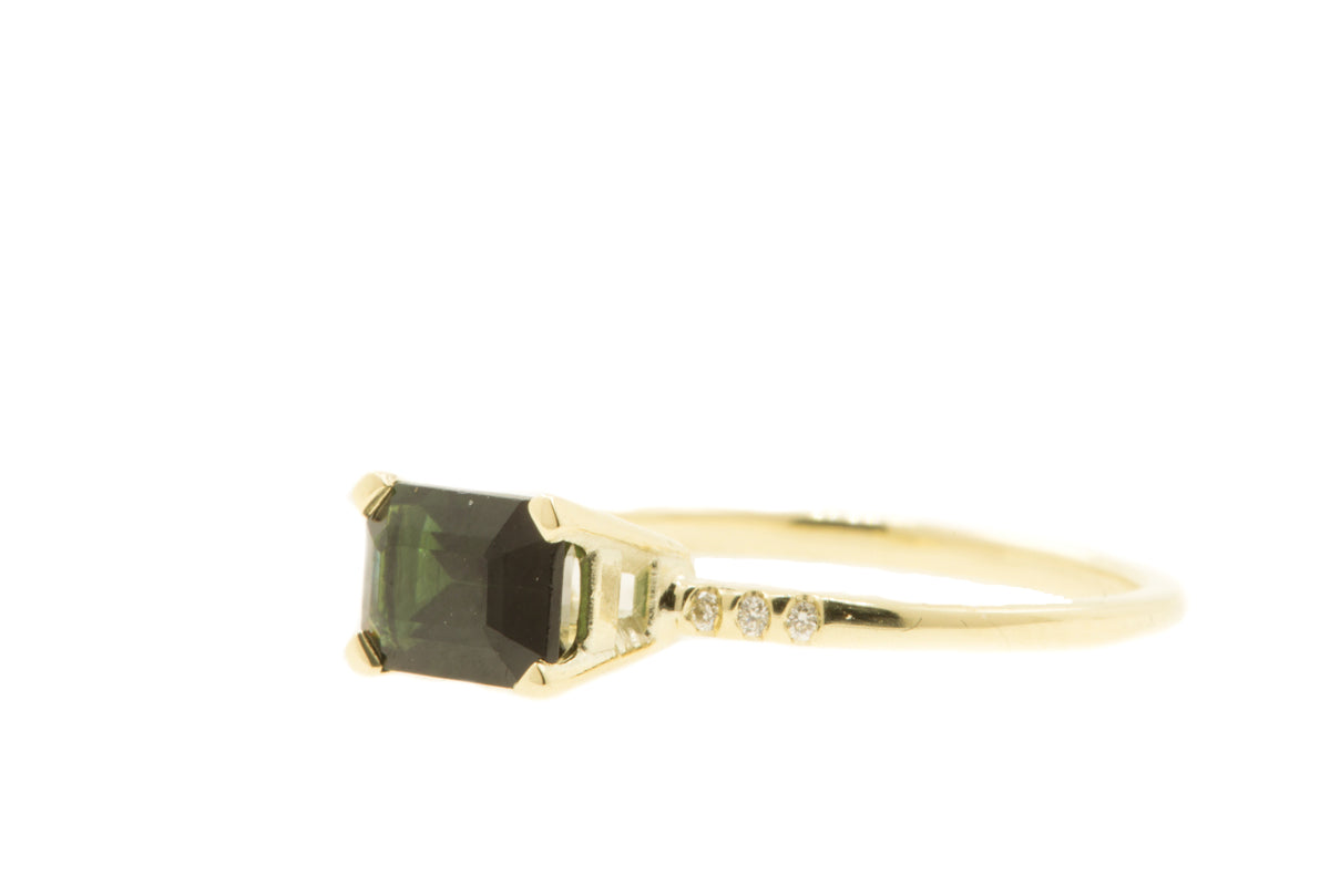 Handgemaakte en fairtrade gouden ring met smaragd geslepen groene toermalijn en diamantjes