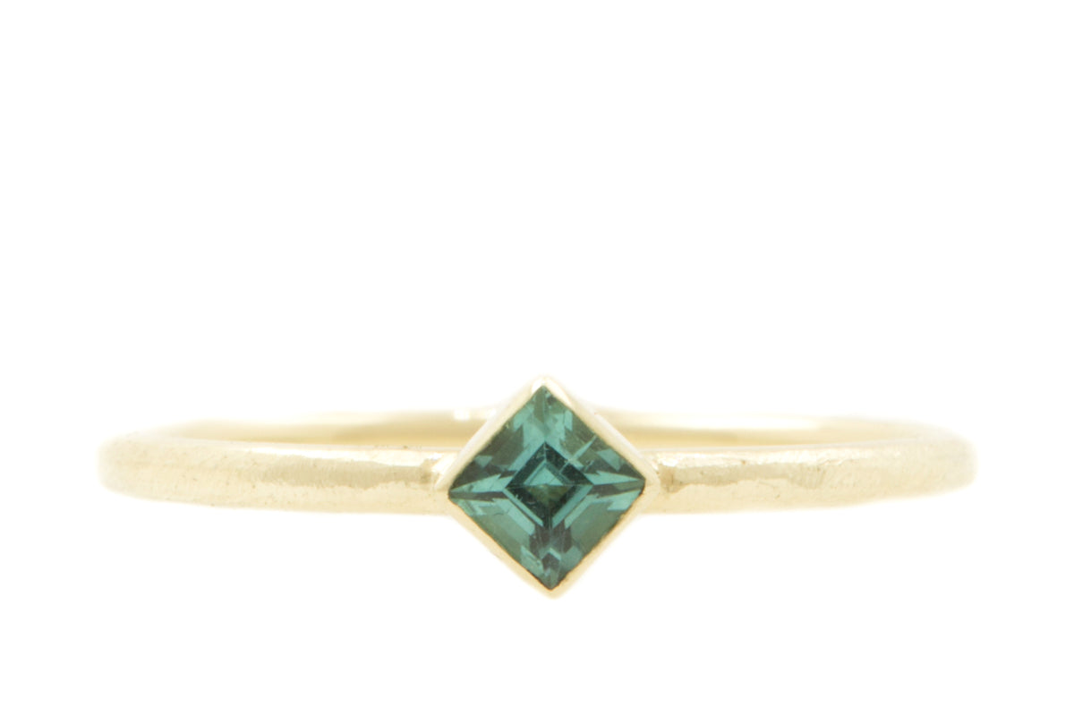 Hangemaakte en fairtrade geelgouden ruwe ring met vierkante toermalijn