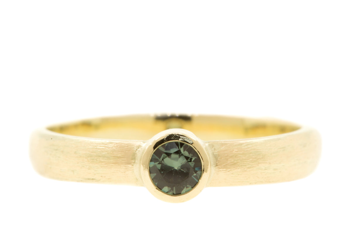 Handgemaakte & fairtrade geelgouden ring met groene saffier