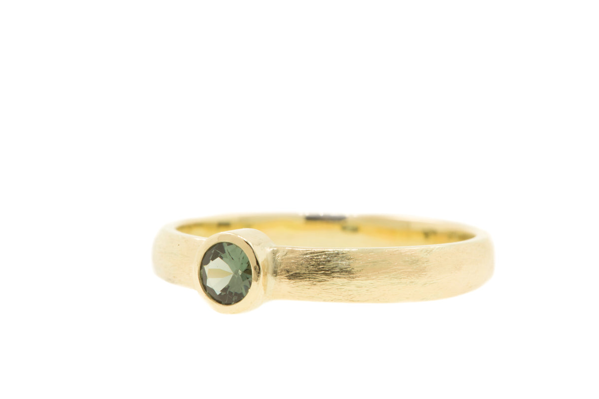 Handgemaakte & fairtrade geelgouden ring met groene saffier