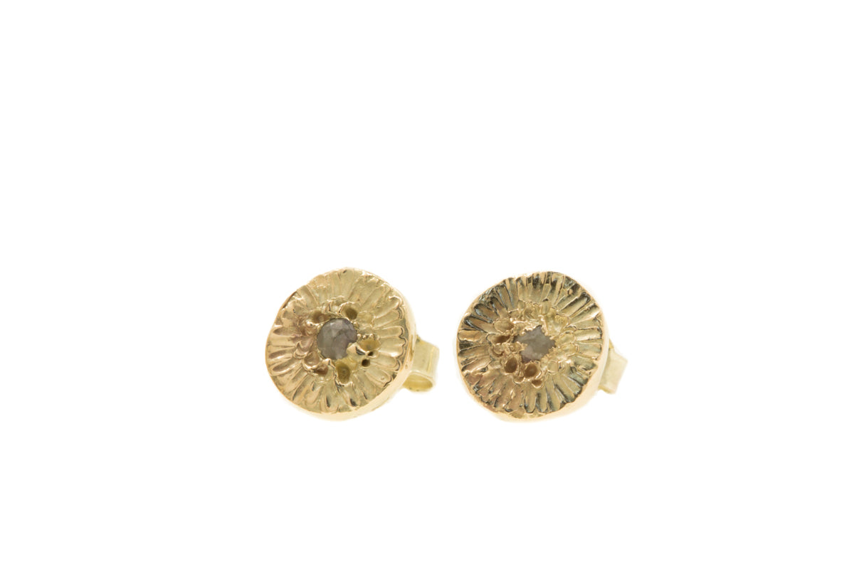 Handgemaakte en fairtrade geelgouden zonnetje oorbellen met roosgeslepen diamanten