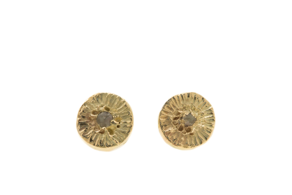 Handgemaakte en fairtrade geelgouden zonnetje oorbellen met roosgeslepen diamanten