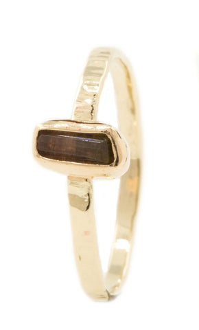 Handgemaakte en fairtrade fijne gehamerde gouden ring met ruwe watermeloen tourmalijn