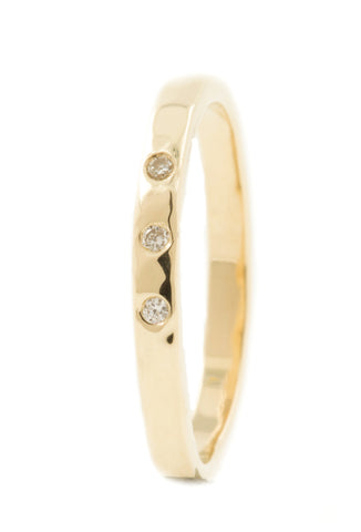 Handgemaakte en fairtrade fijne gehamerde gouden ring met drie kleine fairtrade diamantjes