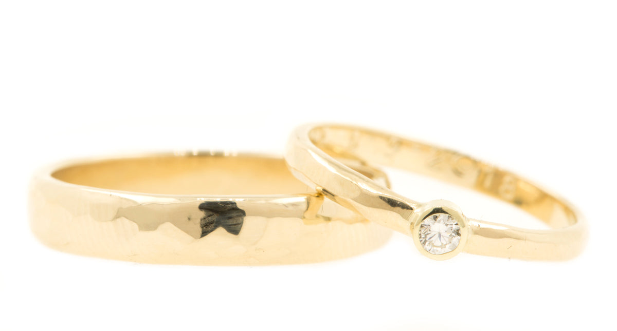 Gepolijste trouwringen met hamerslag van 14 kt fairtrade geelgoud en een diamantje