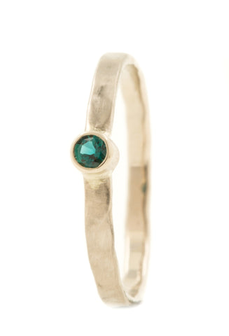 Handgemaakte en fairtrade witgouden ring met blauwe lazuliet