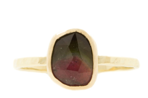 Handmade & fairtrade geelgouden ring met asymmetrische watermeloen toermalijn