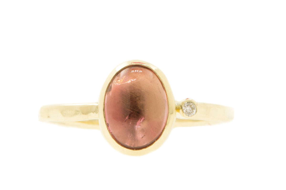 Fairtrade en handgemaakte ring met ovale cabochon roze toermalijn en diamantje