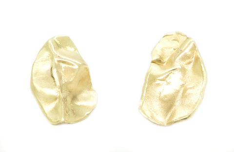 Handgemaakte en fairtrade gekreukelde gouden oorbellen
