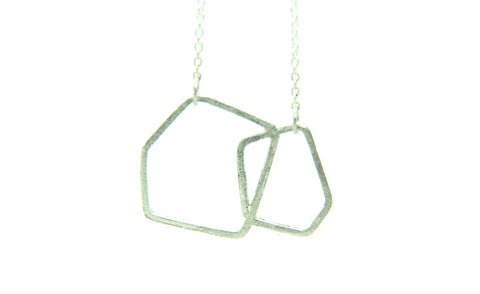 Handgemaakt en fairtrade | Ketting met geometrische zilveren hanger