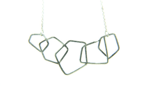 Handgemaakt en fairtrade | Ketting met geometrische zilveren hanger