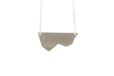 Handgemaakte en fairtrade zilveren ketting met geometrische hanger