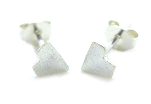 Minimalistische zilveren handgemaakte en fairtrade oorbellen in de vorm van hartjes