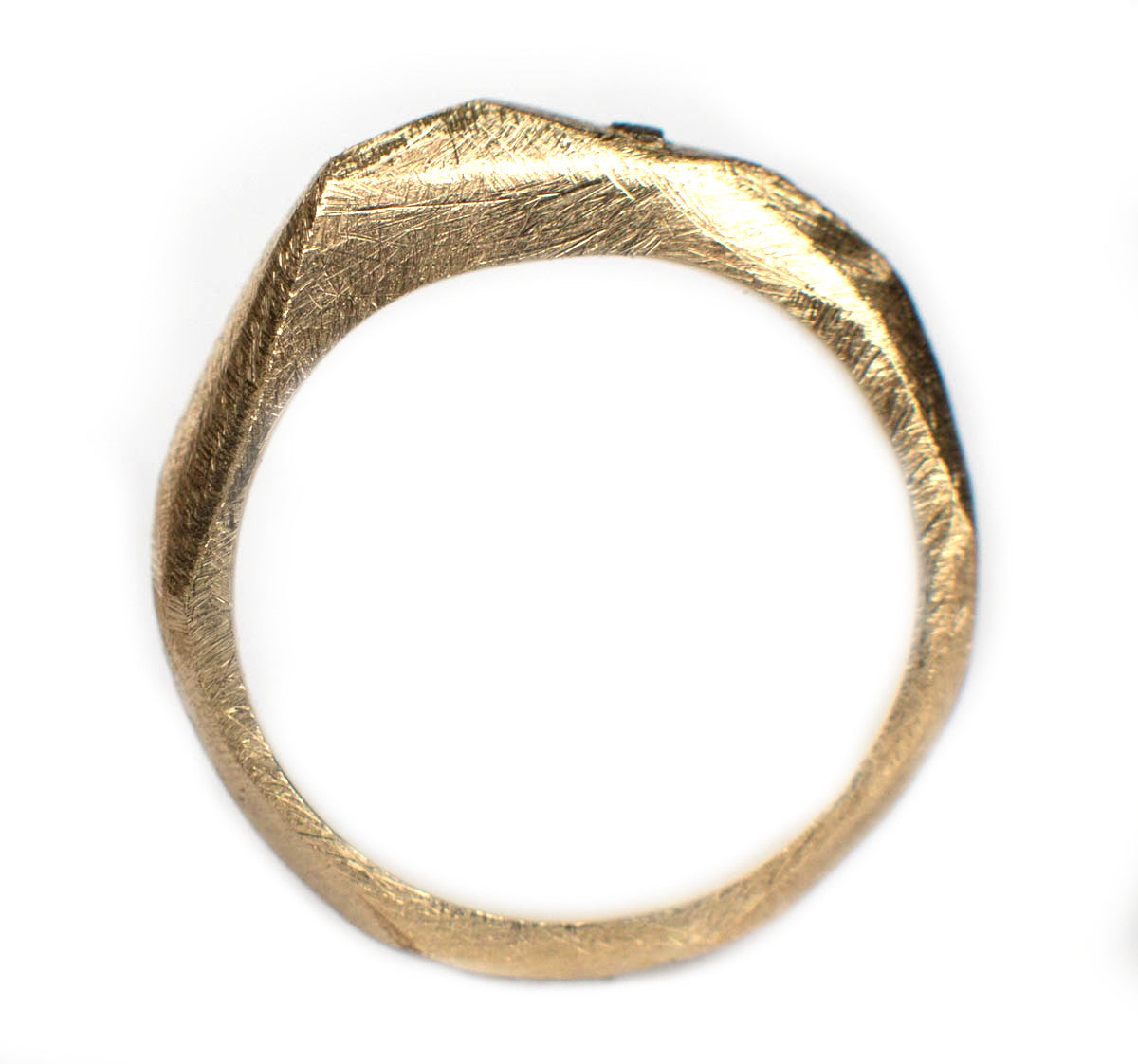 Gouden geometrische ring met ruwe diamant - Fairtrade en handgemaakt door goudsmid Nina Strategier