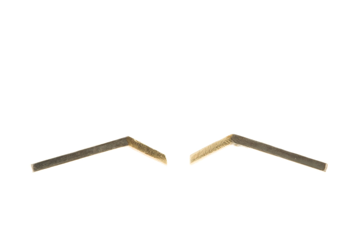 Handgemaakte en fairtrade geometrische zilveren en gouden staafjes oorbellen 