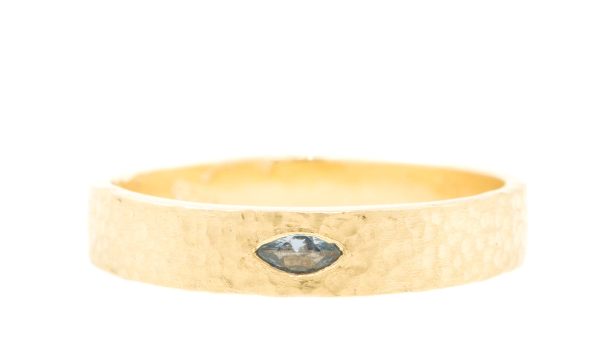 Handgemaakte en fairtrade ringen van gedutst goud met een markies geslepen lichtblauwe saffier