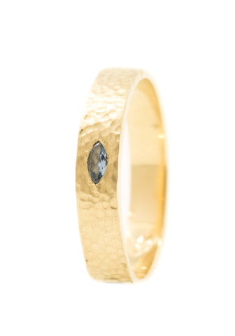 Handgemaakte en fairtrade ringen van gedutst goud met een markies geslepen lichtblauwe saffier