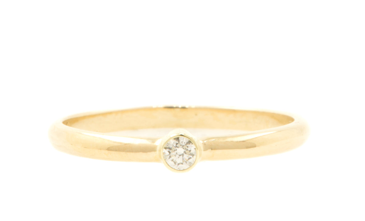 Handgemaakte en fairtrade fijne eenvoudige gepolijste gouden ring met diamant