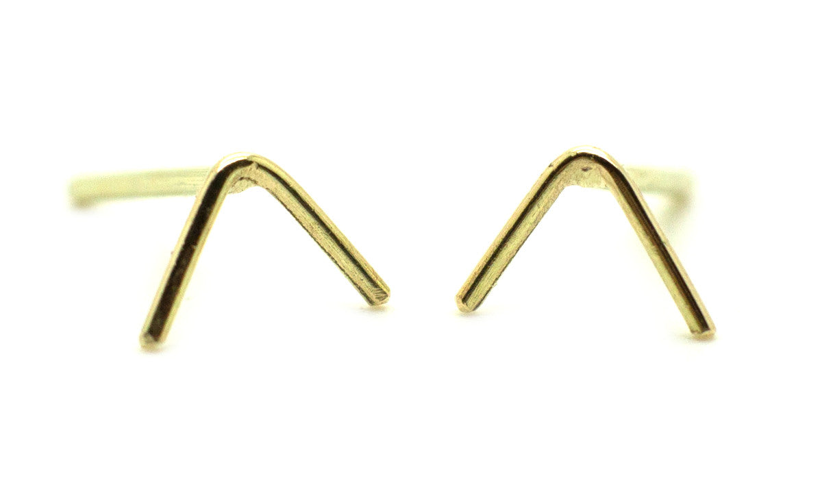 Handgemaakte en fairtrade minimalistische gouden driehoekige oorbellen 