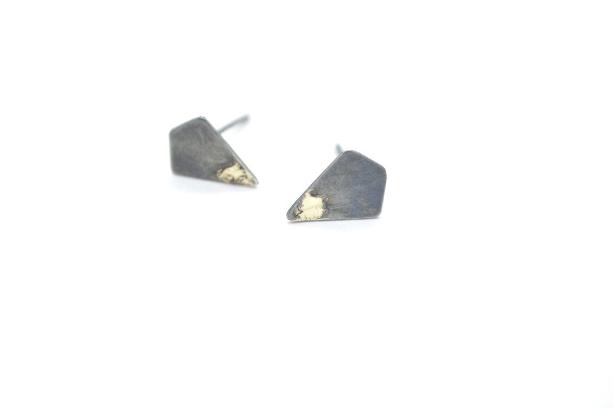 Handgemaakte en zilveren geoxideerde oorbellen met goud