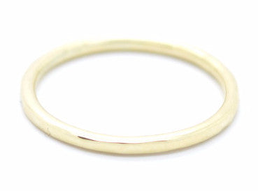 Handgemaakte en fairtrade fijne gehamerde gouden ring