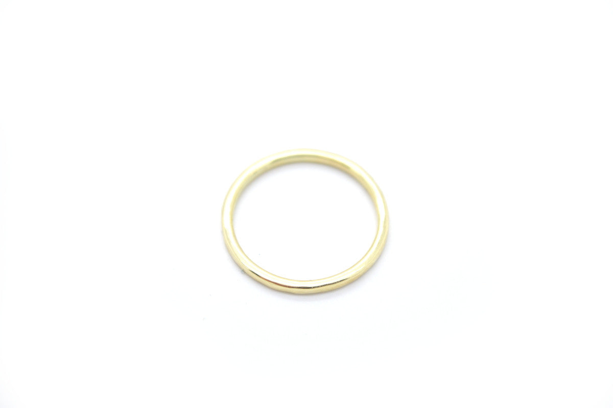 Handgemaakte en fairtrade fijne gehamerde gouden ring
