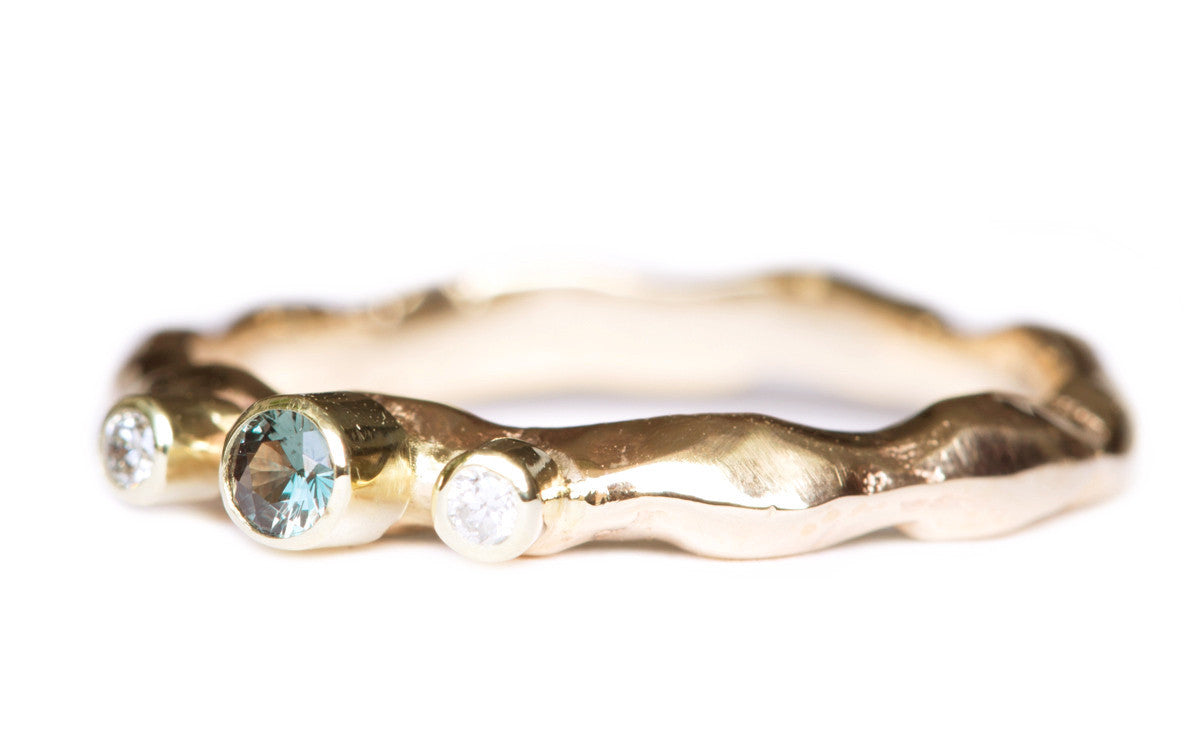  Handgemaakte en fairtrade organische gouden ring met diamantjes en granaat 