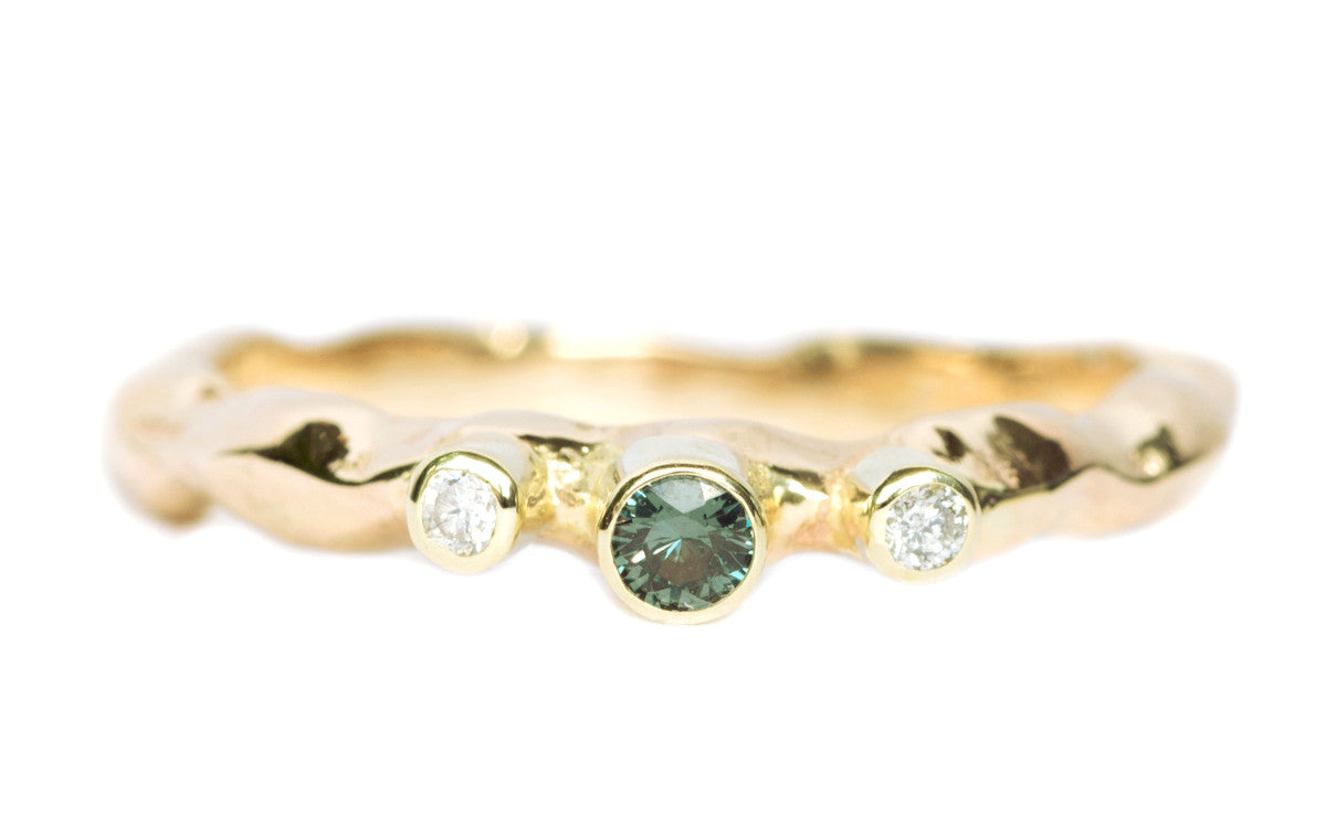  Handgemaakte en fairtrade organische gouden ring met diamantjes en granaat 