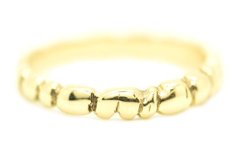 Handgemaakte en fairtrade fijne gepolijste gouden ring met bolletjes