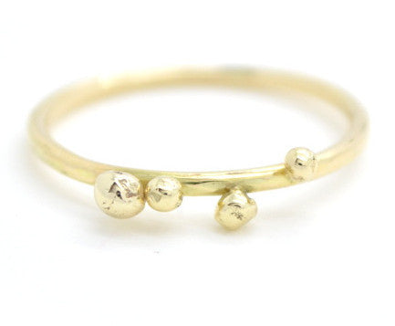 Fijne gouden ring met kleine balletjes, handgemaakt en fairtrade