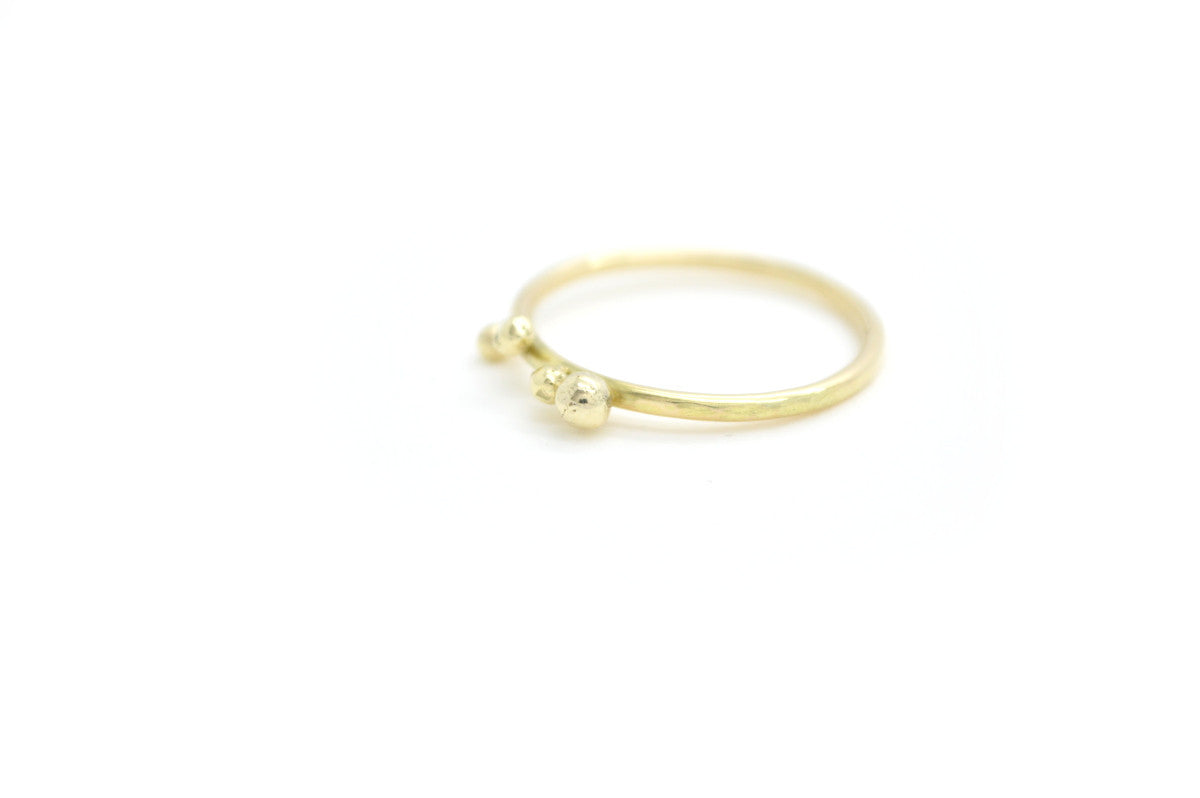 Fijne gouden ring met kleine balletjes, handgemaakt en fairtrade
