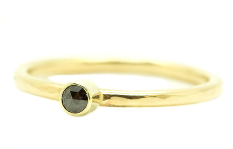 Handgemaakte en fairtrade fijne gehamerde gouden ring met donkere roosgeslepen diamant