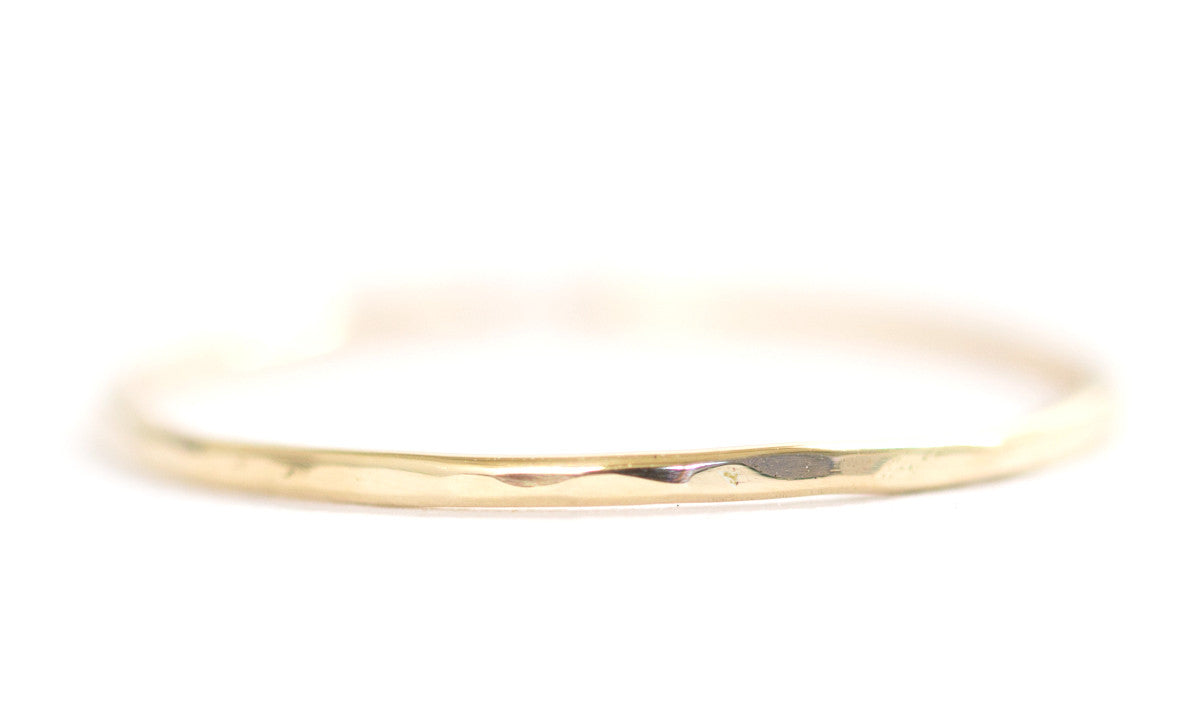 Handgemaakte en fairtrade fijne gehamerde gouden ring