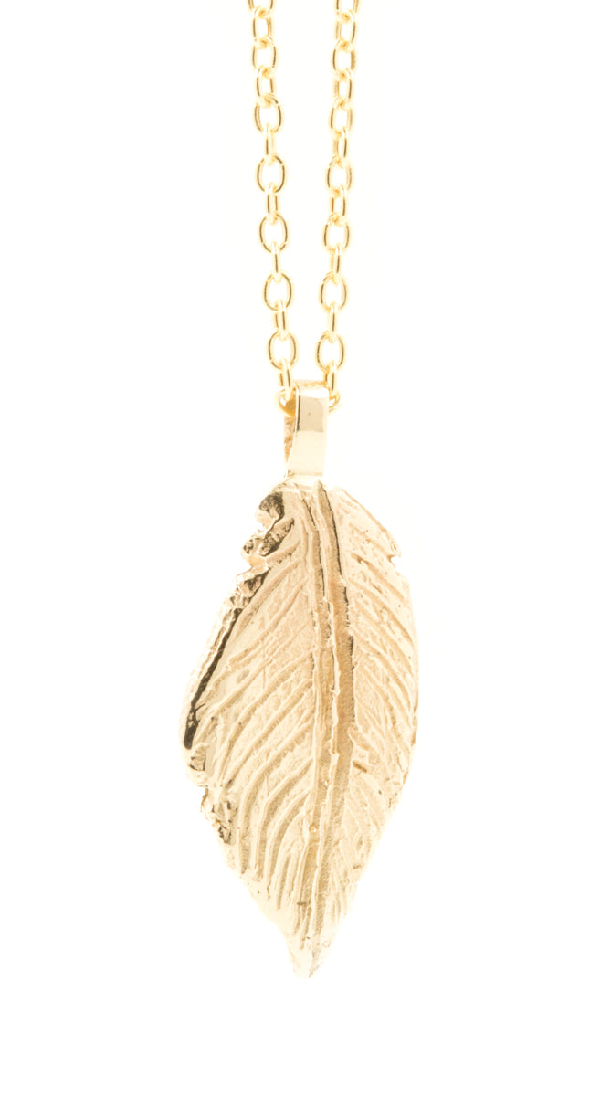 Handgemaakt gouden kettinkje met veertje van fairtrade goud
