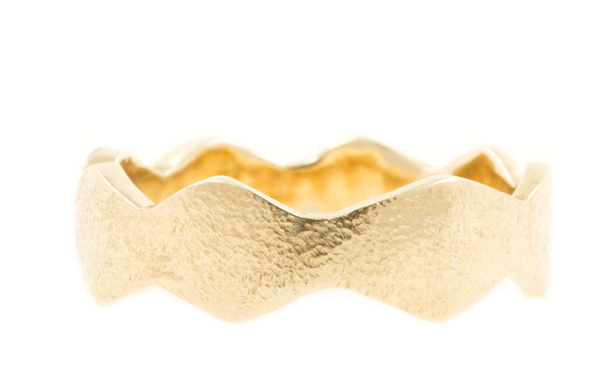 Handgemaakte en fairtrade gouden ruwe zigzag ring