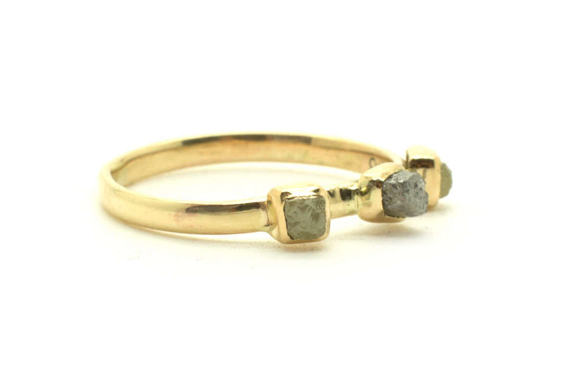 Handgemaakte en fairtrade gepolijste gouden ring met ruwe diamantjes