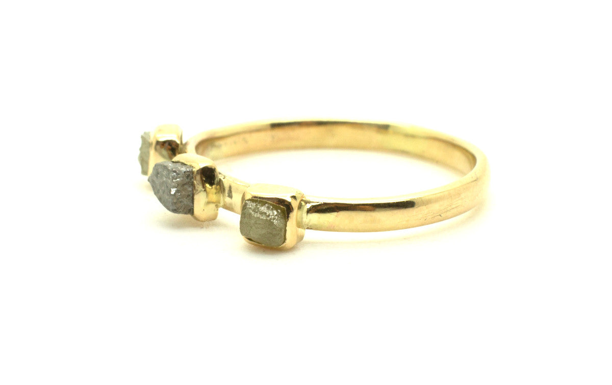 Handgemaakte en fairtrade gepolijste gouden ring met ruwe diamantjes
