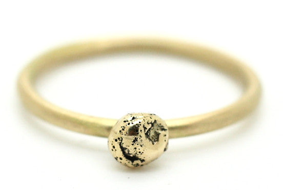 Handgemaakte en fairtrade gouden ring met een goud balletje