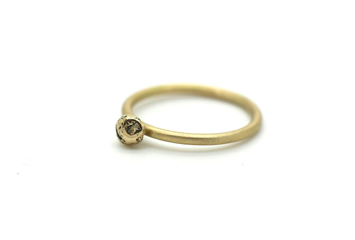 Handgemaakte en fairtrade gouden ring met een goud balletje