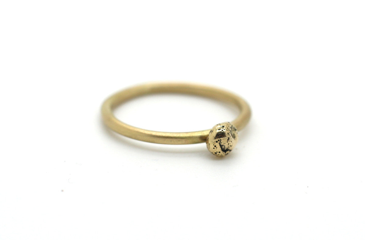 Handgemaakte en fairtrade gouden ring met een goud balletje