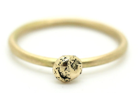 Handgemaakte en fairtrade gouden ring met een goud balletje