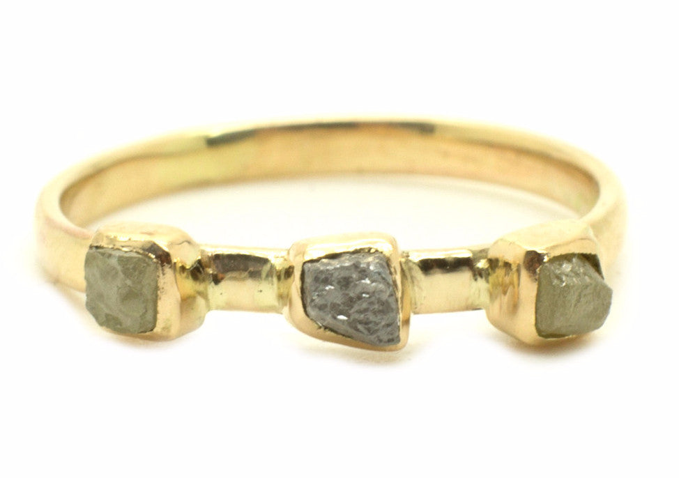 Handgemaakte en fairtrade gepolijste gouden ring met ruwe diamantjes