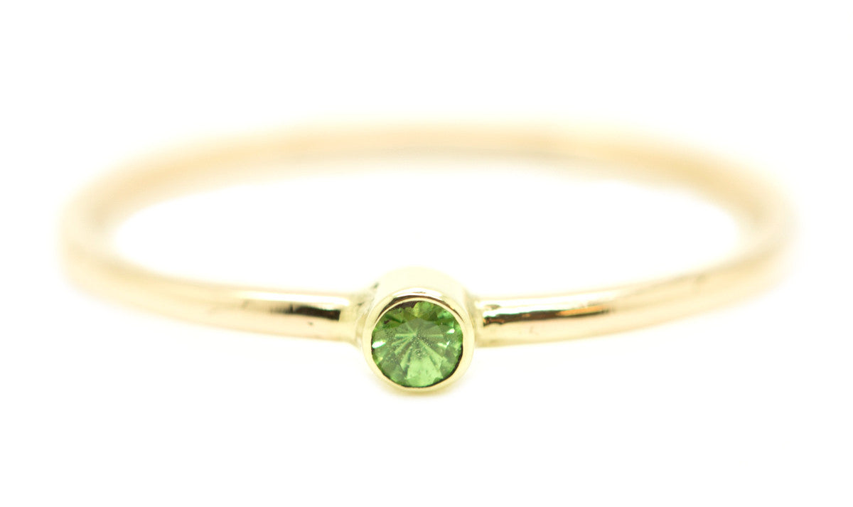 Handgemaakte en fairtrade fijne gehamerde gouden ring met groene fairtrade granaat uit Kenia