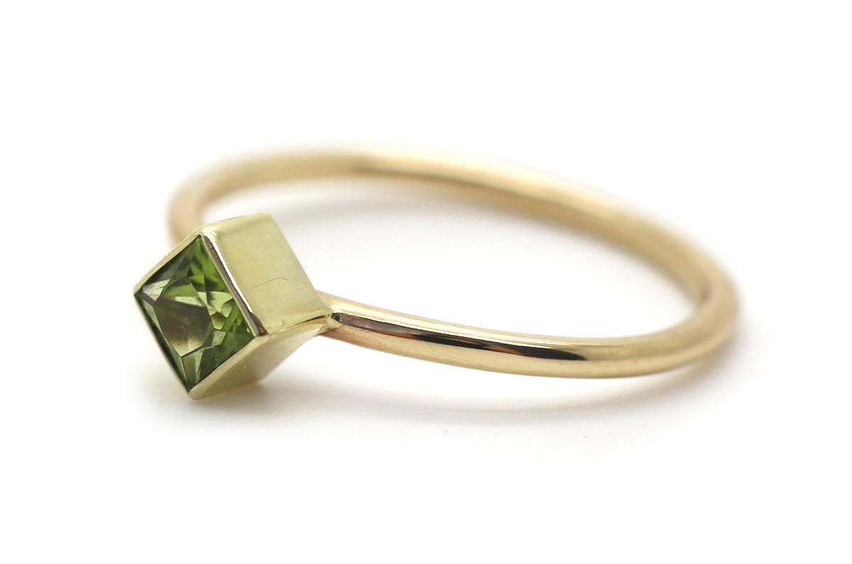 Handgemaakte en fairtrade gouden ring met groene peridot